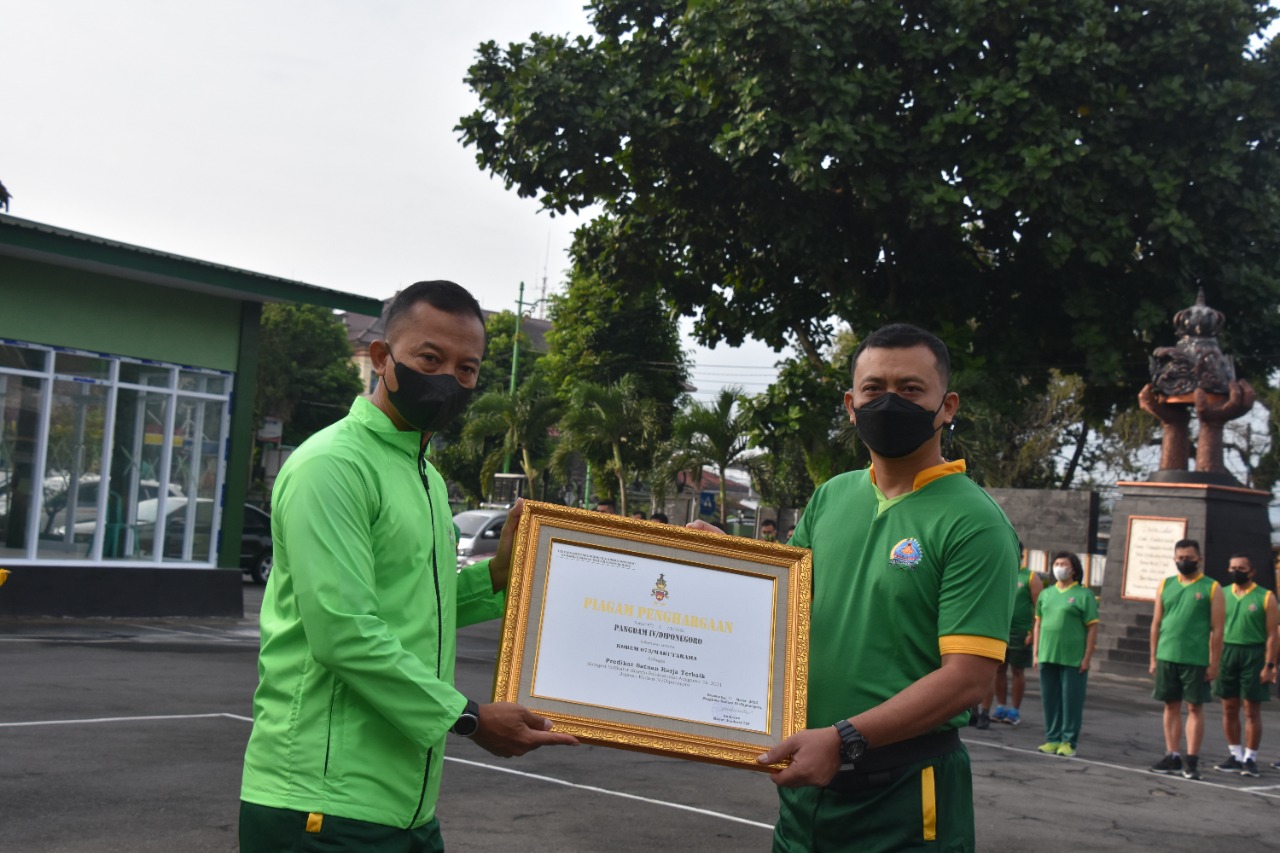 Danrem 073/Makutarama Menyerahkan Piagam Penghargaan Predikat Satuan Kerja Terbaik